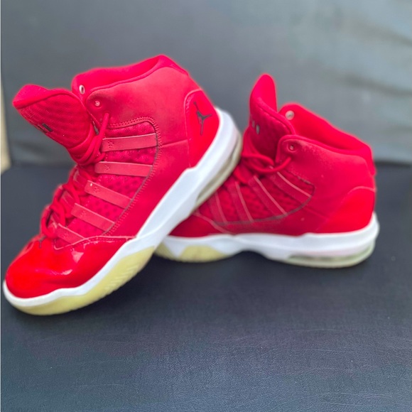 Nike | Retro 11s | Aura Gym Reds - Picture 3 of 3